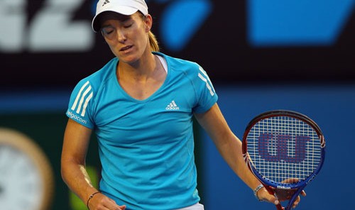  萨巴伦卡强势捧起澳网冠军奖杯