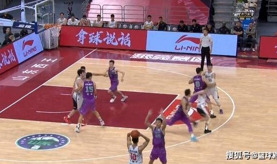  篮球裁判严格执法，公平竞赛保障进行