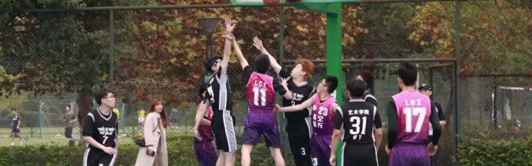  夜间灯光球场投入使用，上班族下班后挥拍健身