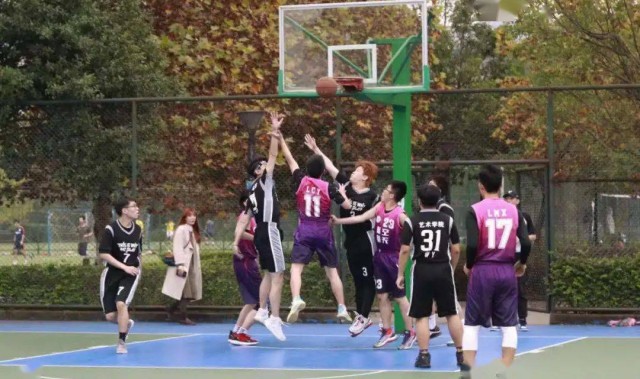  夜间灯光球场投入使用，上班族下班后挥拍健身