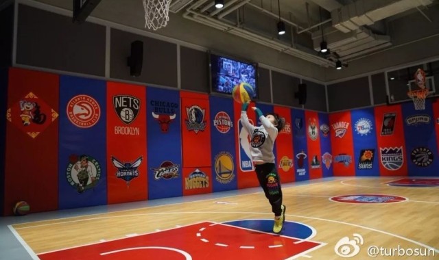  篮球明星公益行，爱心传递温暖人心