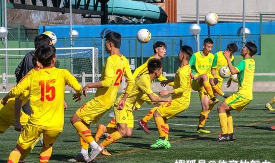  赛前训练开放日，球迷零距离接触球星