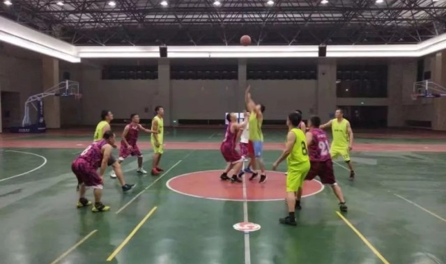  友谊赛演绎攻守大战，双方奉献精彩对攻