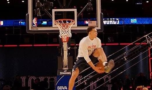  扣篮大赛创意无限，飞行大队竞逐天际