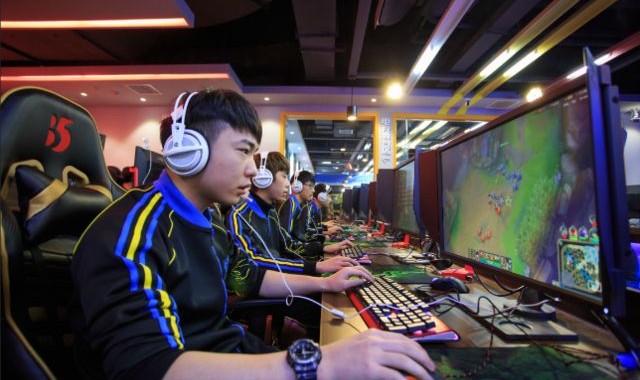  电竞新星闪耀赛场斩获冠军荣耀