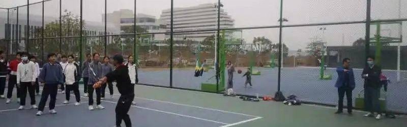  网球进校园活动启动，专业教练指导少年基础训练  