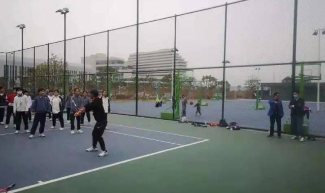  网球进校园活动启动，专业教练指导少年基础训练  