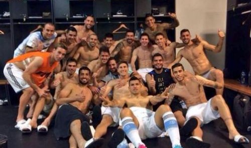  更衣室团结如一人，团队精神铸就钢铁之师