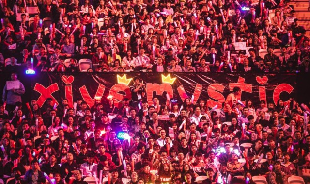  电竞场馆座无虚席，粉丝热情点燃赛场氛围  