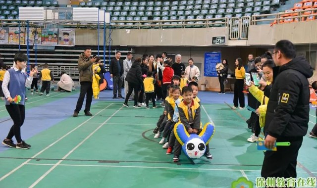  篮球公益行动开展，山区孩子收获梦想球鞋