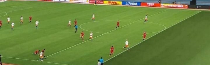  VAR技术改变比赛走向，争议判罚引发热议