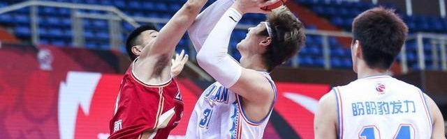  老将复出首秀砍下两双引喝彩