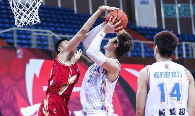  老将复出首秀砍下两双引喝彩