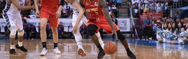  CBA焦点战上演精彩攻防对决