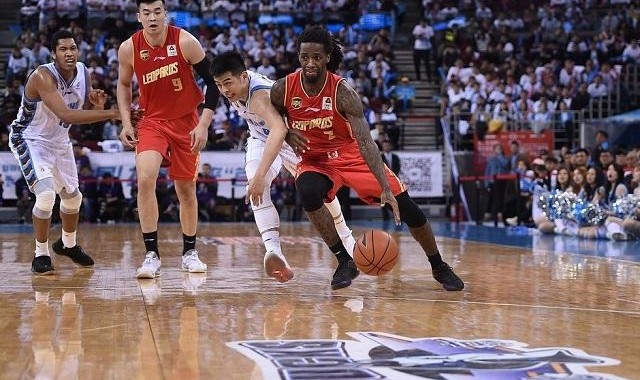  CBA焦点战上演精彩攻防对决