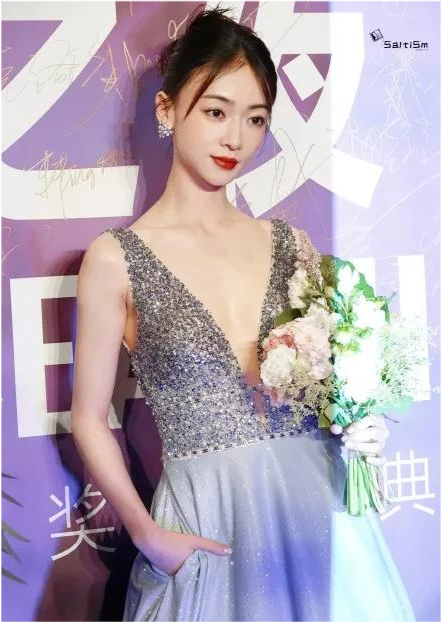  电竞新秀崭露头角惊艳全场观众