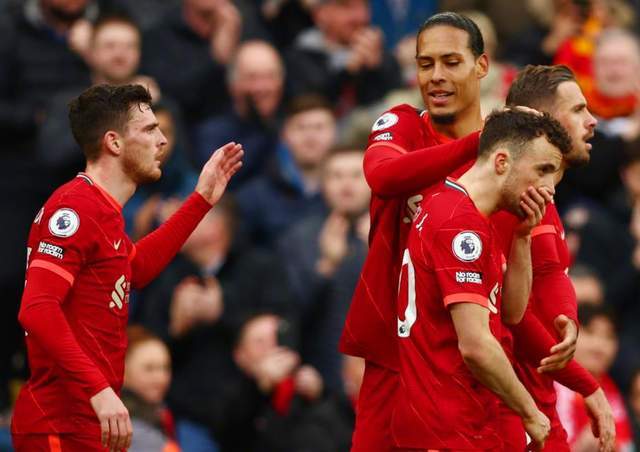  利物浦绝杀曼城登顶榜首，争冠格局愈发激烈