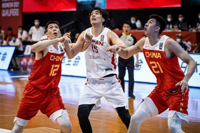  男篮亚洲杯预选赛，中国队完胜伊朗