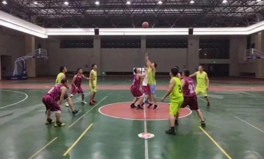  友谊赛演绎攻守大战，双方奉献精彩对攻