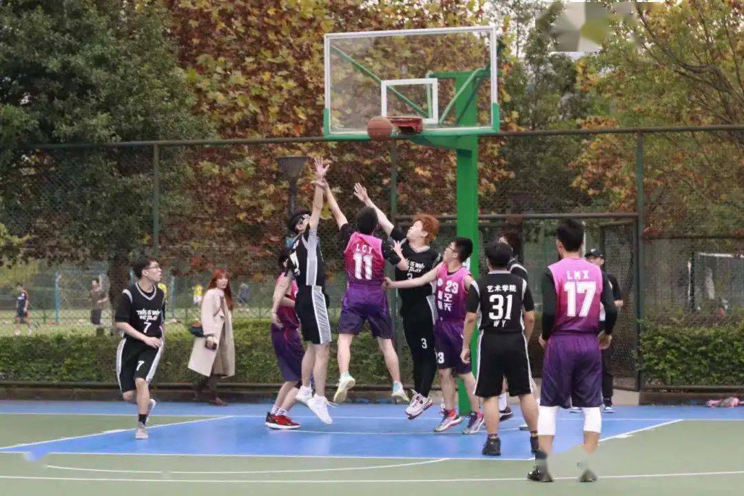  夜间灯光球场投入使用，上班族下班后挥拍健身