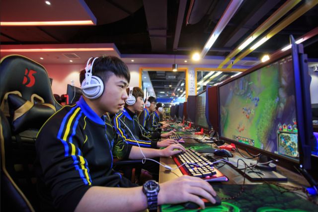  电竞新星闪耀赛场斩获冠军荣耀