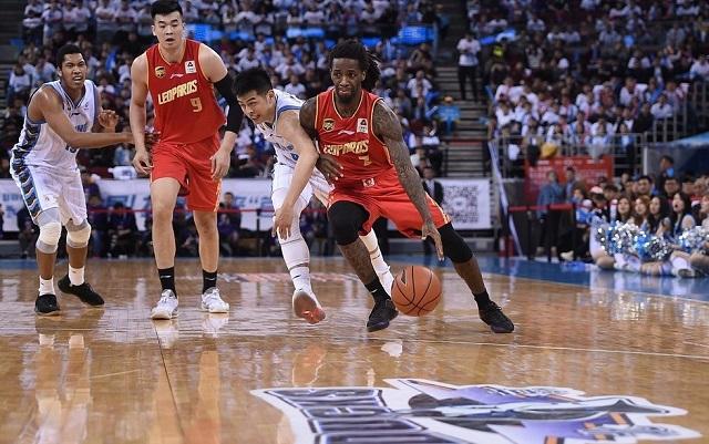  CBA焦点战上演精彩攻防对决