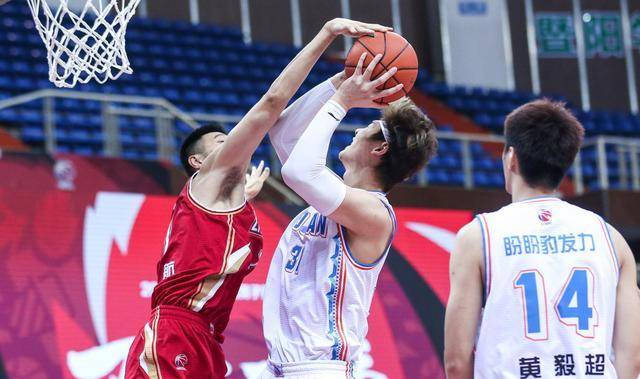  老将复出首秀砍下两双引喝彩