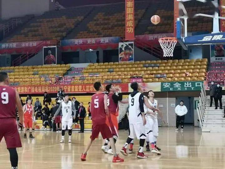  残疾人篮球锦标赛，运动员拼搏精神感人