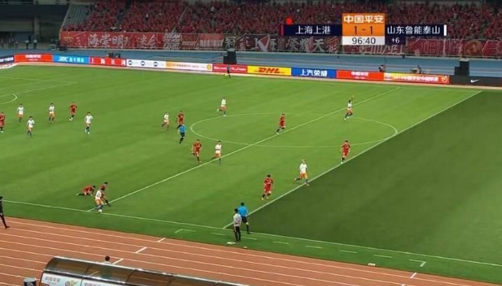  VAR技术改变比赛走向，争议判罚引发热议